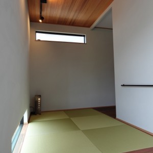③琉球畳の玄関ホール